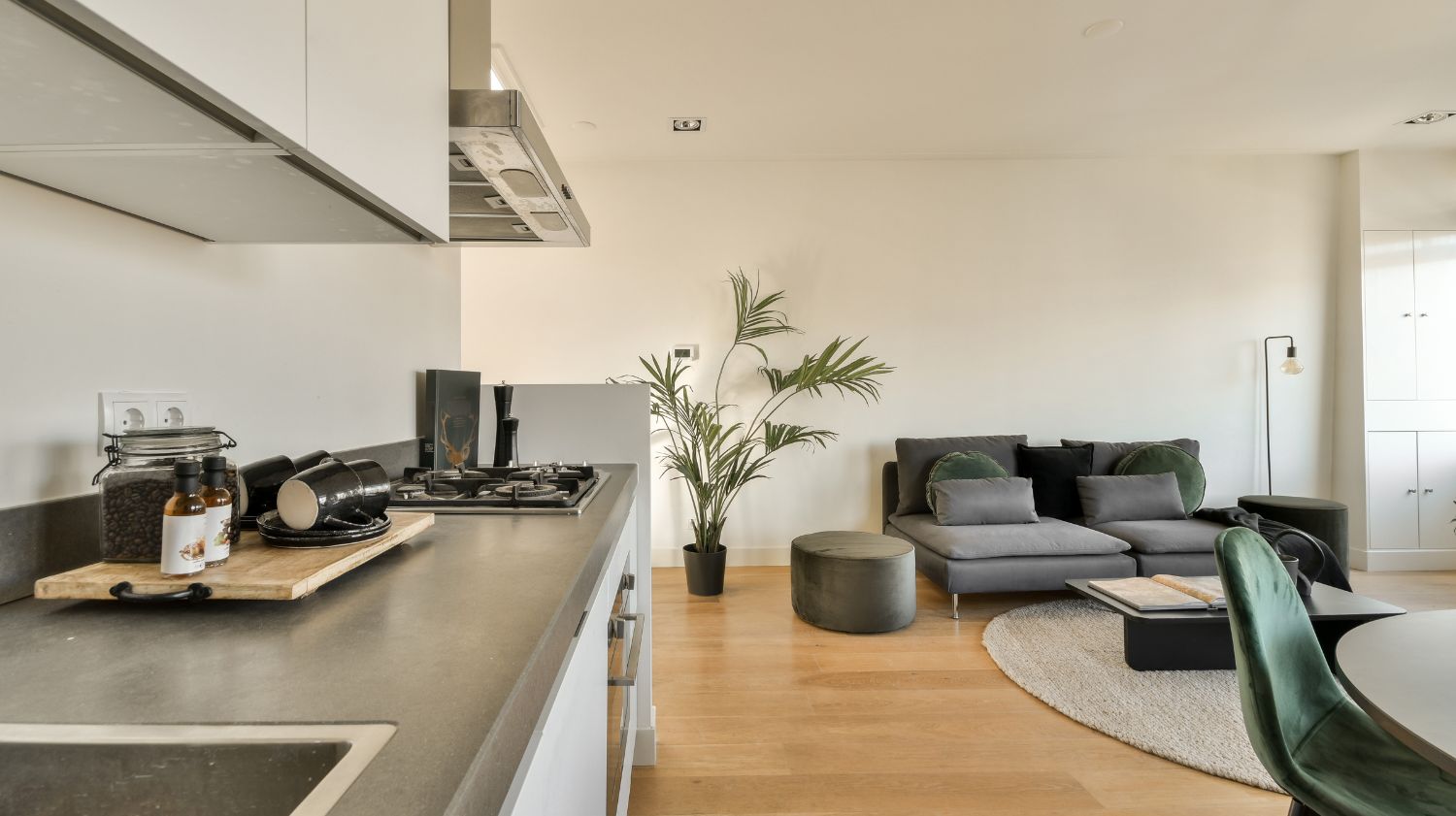 Servicii renovări apartamente Satu Mare – living modern cu parchet SPC și bucătărie open space