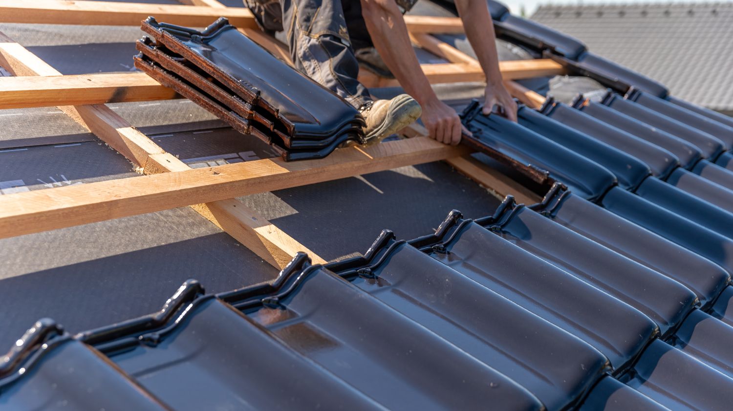 Montare acoperiș cu țiglă ceramică și lucrări de dulgherie pentru structură din lemn în Satu Mare